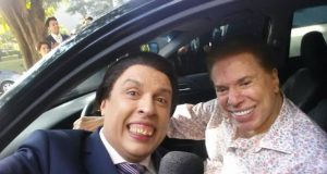 Silvio Santos dentro de carro e Ceará caracterizado sorrindo, do lado de fora