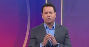 Marcão do Povo falando e gesticulando com expressão séria