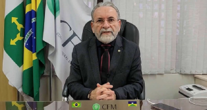 José Hiran Gallo, presidente do Conselho Federal de Medicina, posando para foto perto de mesa, sério