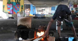 Morador de rua fazendo fogueira