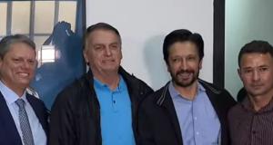 Tarcísio de Freitas, Jair Bolsonaro, Ricardo Nunes e Ricardo Mello Araújo posando para foto lado a lado, os três primeiros sorrindo