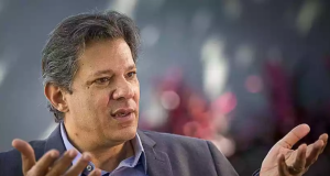 Fernando Haddad falando e gesticulando