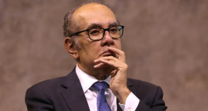 O ministro do STF (Supremo Tribunal Federal), Gilmar Mendes, com expressão pensativa, sério, com mão na boca