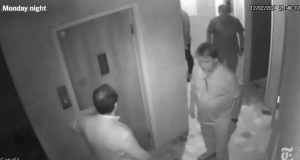 Jair Bolsonaro na Embaixada da Hungria, em imagem em preto e branco