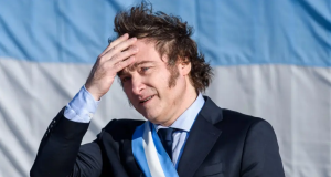 Javier Milei, presidente da Argentina, passando a mão no cabelo