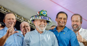 O presidente Luiz Inácio Lula da Silva (PT) sorrindo entre aliados no Maranhão