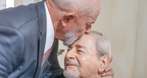 Lula beijando a cabeça de Noam Chomsky