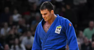 Rafael Macedo, do judô, de cabeça baixa com expressão cansada e uniforme azul