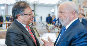 O presidente da Colômbia, Gustavo Petro, e o presidente Lula frente à frente, conversando