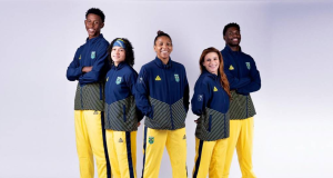 Cinco atletas sorrindo e posando para foto com uniforme do Brasil