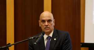 O ministro Alexandre de Moraes, do Supremo Tribunal Federal (STF) sério, falando em microfone