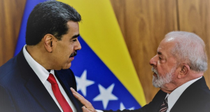 Maduro e Lula conversando, de perfil