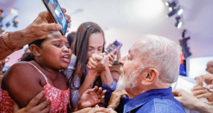 O presidente Luiz Inácio Lula da Silva (PT) em evento na Bahia, cercado de pessoas, sorrindo, de perfil