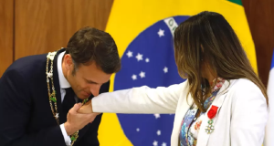 O presidente francês Emmanuel Macron cuprimentando a primeira-dama do Brasil, Janja, beijando a mão dela