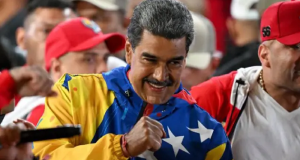 O presidente da Venezuela, Nicolás Maduro, sorrindo e acenando