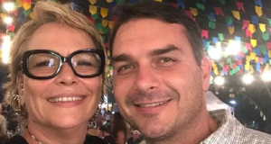 Rogéria Nantes com o filho Flávio Bolsonaro, senador pelo Rio de Janeiro, ambos sorrindo lado a lado