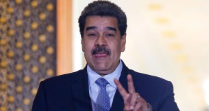 Nicolás Maduro falando e fazendo sinal de paz e amor