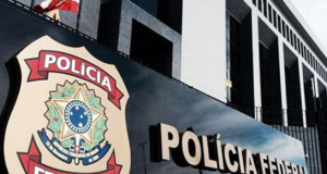 Fachada com logo da Polícia Federal