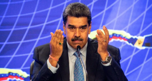 Nicolás Maduro com expressão de insatisfação, gesticulando