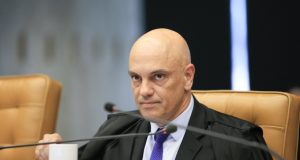 O ministro Alexandre de Moraes, do Supremo Tribunal Federal (STF), sem olhar para a câmera, sério, segurando xícara branca