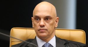 O ministro do Supremo Tribunal Federal (STF), Alexandre de Moraes, sério, sem olhar para a câmera, pensativo