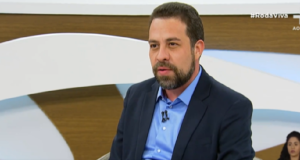 Guilherme Boulos (PSOL), candidato à Prefeitura de São Paulo, no Roda Viva, falando, sem olhar pra câmera, de roupa social azul