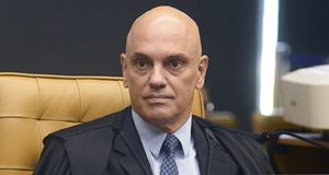 O ministro do (STF) Supremo Tribunal Federal, Alexandre de Moraes, com expressão pensativa, sem olhar para a câmera