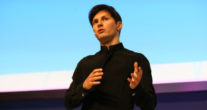 Pavel Durov de roupa preta, falando e gesticulando em discurso, sem olhar para a câmera, em foto feita de baixo