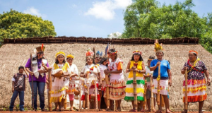 Povo Guarani Kaiowá posando para foto