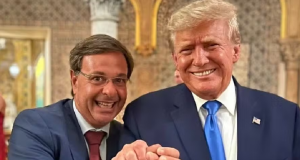 Gilson Machado (PL) posando com Donald Trump, ambos sorrindo de mãos dadas