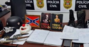 Objetos apreendidos pela polícia em cima de mesa