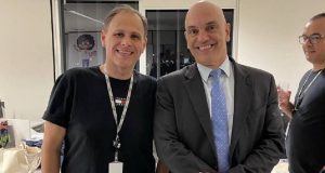 Eduardo Tagliaferro e Alexandre de Moraes sorrindo para foto lado a lado