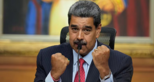 O presidente da Venezuela, Nicolás Maduro, sério, com os punhos fechados