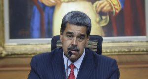 Nicolás Maduro, presidente da Venezuela, com cara de insatisfação, perto de microfone