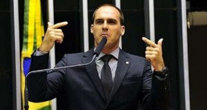 O deputado federal Eduardo Bolsonaro (PL-SP) falando em microfone e gesticulando, com raiva