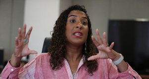 ministra da Igualdade Racial, Anielle Franco falando e gesticulando