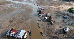 Casas flutuantes encalhadas no leito do Igarapé do Xidamirim, no Amazonas, em 20 de agosto de 2024, foto do alto