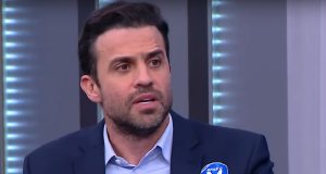 Pablo Marçal (PRTB) com expressão de surpresa e roupa social azul, sem olhar para a câmera