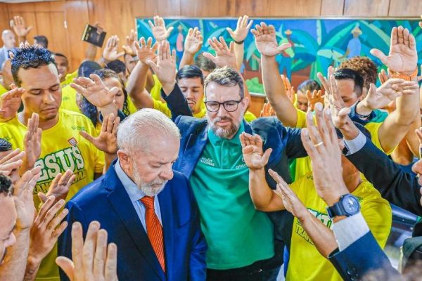 Lula se aproxima de religiosos e discute inclusão da Frente Parlamentar Evangélica no governo